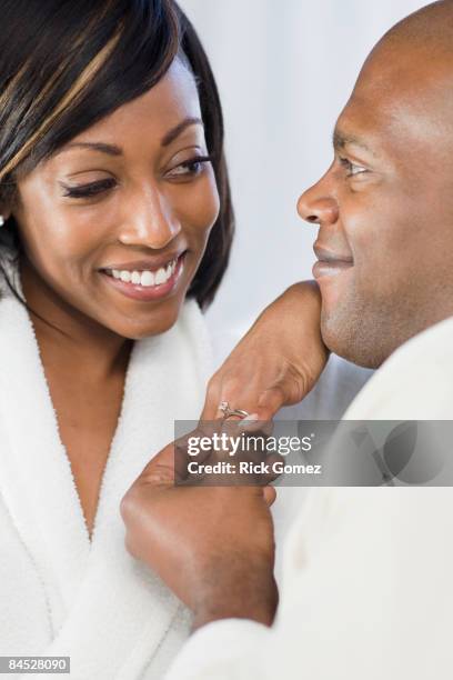 african man giving girlfriend engagement ring - esperanza gomez fotografías e imágenes de stock