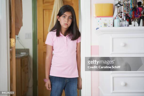 hispanic girl standing in doorway - chest of drawers - fotografias e filmes do acervo