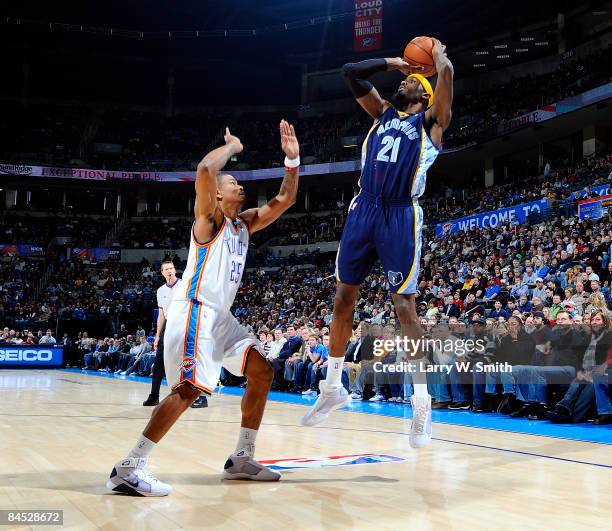 Hakim Warrick of the Memphis Grizzlies goes to the basket against Earl Watson of the Oklahoma City Thunder at the Ford Center on January 28, 2009 in...