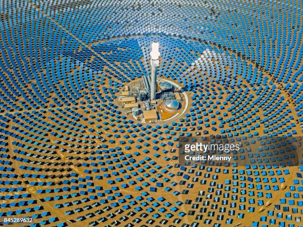 futuristische solar thermal power station - mlenny photography stock-fotos und bilder