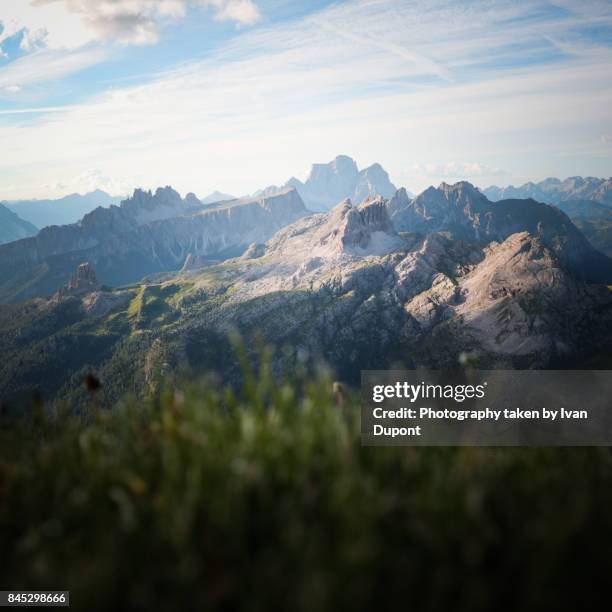 paysage des dolomites - paysage voyage stock pictures, royalty-free photos & images