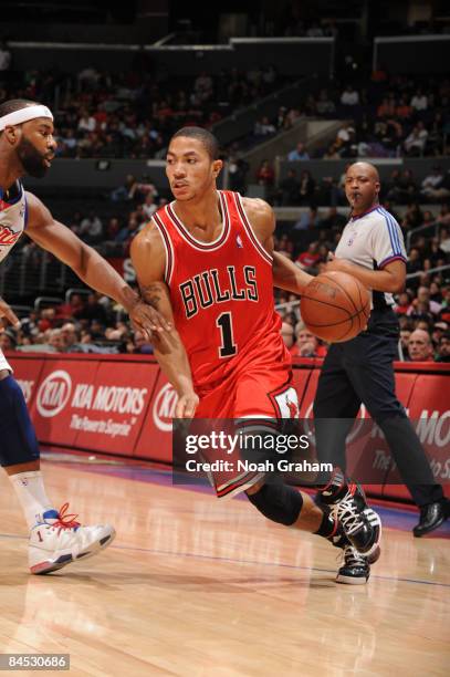 Derrick Rose of the Chicago Bulls drives to the basket against Baron Davis of the Los Angeles Clippers at Staples Center January 28, 2009 in Los...