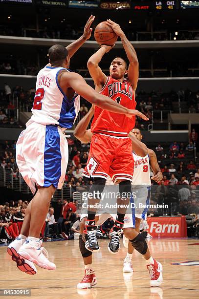 Derrick Rose of the Chicago Bulls shoots against Fred Jones of the Los Angeles Clippers at Staples Center on January 28, 2009 in Los Angeles,...
