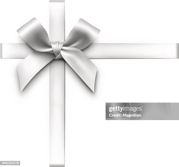 illustrazioni stock, clip art, cartoni animati e icone di tendenza di fiocco regalo in argento con nastri - nastri dargento