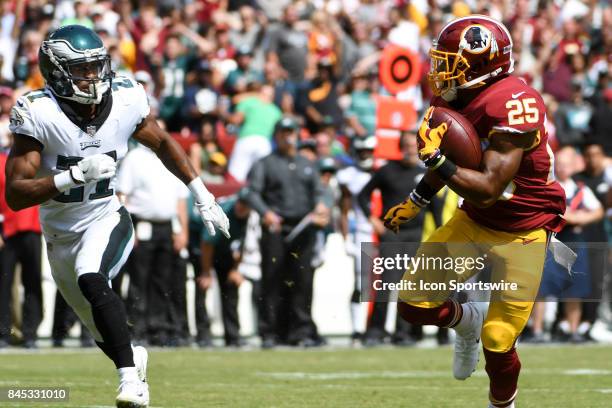Washington Redskins running back Chris Thompson catches a 29-yard touchdown pass in the second quarter against Philadelphia Eagles defensive back...
