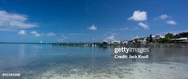 vakantie huizen langs tahiti beach - abaco islands stockfoto's en -beelden