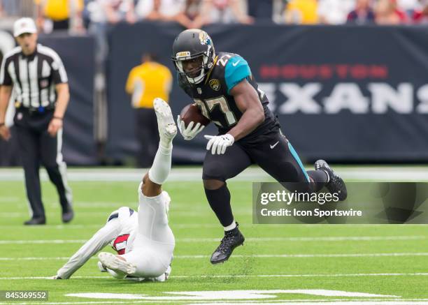 Jacksonville Jaguars running back Leonard Fournette rushes the ball on his way to a 100-yard game during the NFL game between the Jacksonville...