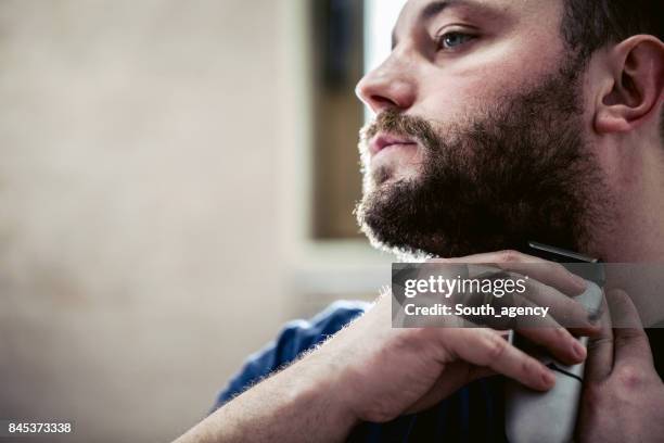 jongeman scheren baard - hair stubble stockfoto's en -beelden