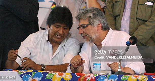 Bolivia's President Evo morales and his Paraguayan counterpart Fernando Lugo talk during a meeting with peasants in Belem do Para, northern Brazil,...