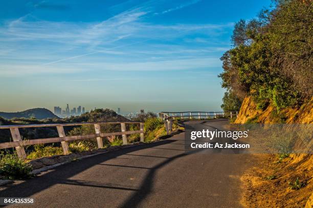 chemtrails over la - hollywood hills fotografías e imágenes de stock