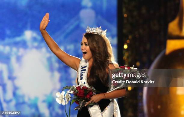 Newly crowned Miss America 2018 Cara Mund celebrates during the 2018 Miss America Competition Show at Boardwalk Hall Arena on September 10, 2017 in...