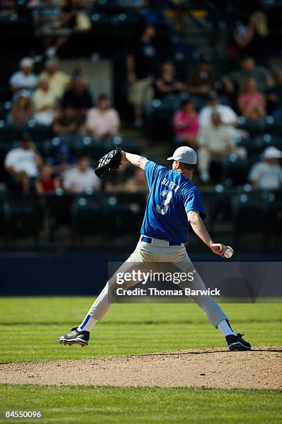 pitcher throwing pitch from mound - baseball pitchers mound - fotografias e filmes do acervo