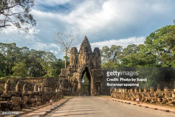 south gate of angkor thom complex.bayon temple entrance, angkor thom gate, siem reap, cambodia - templo ta prohm - fotografias e filmes do acervo