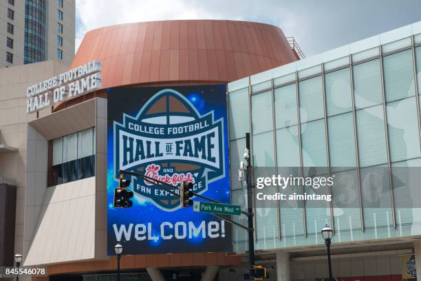 gebouw van de college football hall of fame in het centrum van atlanta - college football hall of fame stockfoto's en -beelden