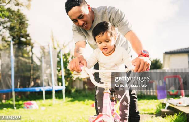 familien aus neuseeland. - hongi stock-fotos und bilder