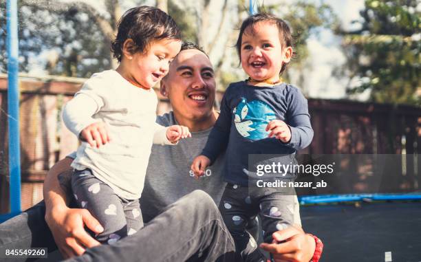 gezinnen uit nieuw-zeeland. - family new zealand stockfoto's en -beelden