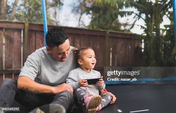 familien aus neuseeland. - geschwister altersunterschied stock-fotos und bilder