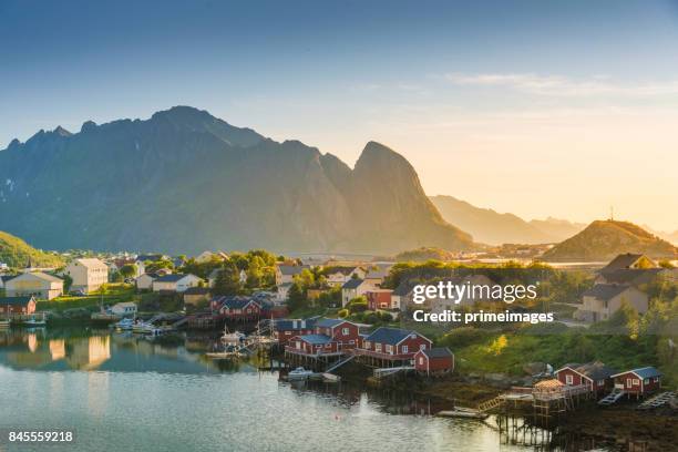 vista panorámica de las islas lofoten en noruega con panorámica al atardecer - reine fotografías e imágenes de stock