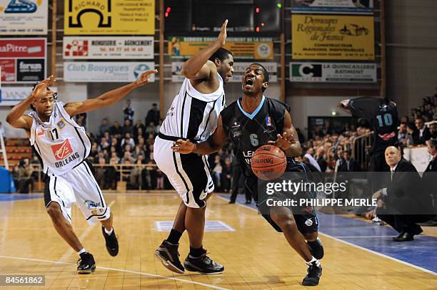 Roanne's US forward Aaron Harper vies with Orleans US center Terence Dials and Orleans Italian guard Anthony Dobbins during their French ProA...