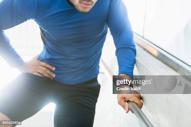athlet mit hüftverletzung - hip pain stock-fotos und bilder