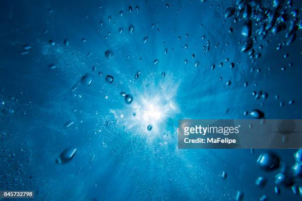 bublles と透明な青緑色の水でサンバースト - 海中　光 ストックフォトと画像
