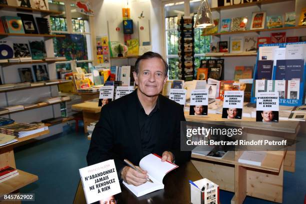 Francis Huster signs his Book "N'abandonnez jamais, ne renoncez a rien" at the Bookstore of the Theatre du Rond-Point on September 11, 2017 in Paris,...