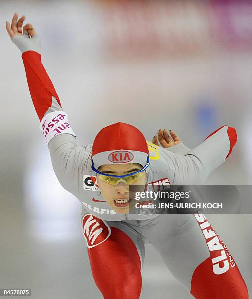 China�s Jing Yu competes to place 2nd in the women's 1000m race at the ISU Speed Skating World Cup on February 1, 2009 in the eastern German town of...