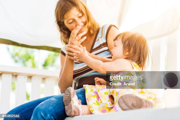 madre e hija - balancearse fotografías e imágenes de stock