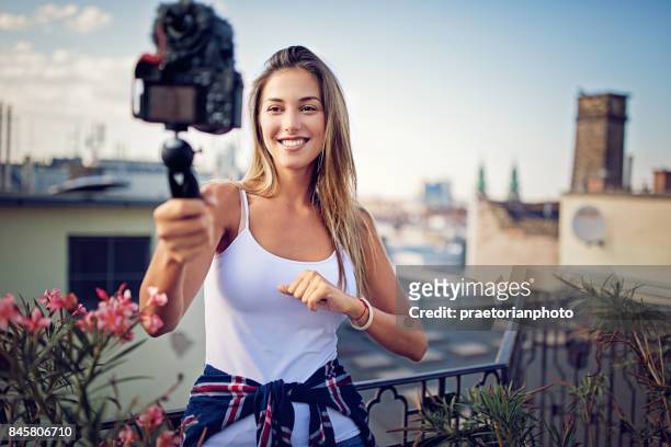 flickan är vlogging på takterrassen - girl camera bildbanksfoton och bilder