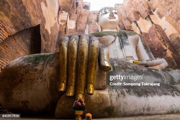 wat si chum (temple) in sukhothai historical park, sukhothai, thailand. - wat si chum stockfoto's en -beelden