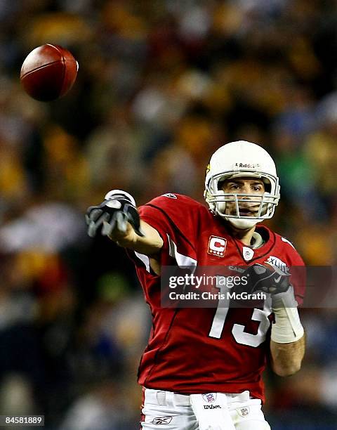 Quarterback Kurt Warner of the Arizona Cardinals throws a pass in the fourth quarter against the Pittsburgh Steelers during Super Bowl XLIII on...