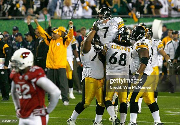 Quarterback Ben Roethlisberger of the Pittsburgh Steelers celebrates after with Elliot Vallejo and his teammates after throwing for a fourth quarter...