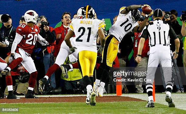 Santonio Holmes of the Pittsburgh Steelers catches a 6-yard touchdown pass in the fourth quarter against the Arizona Cardinals during Super Bowl...