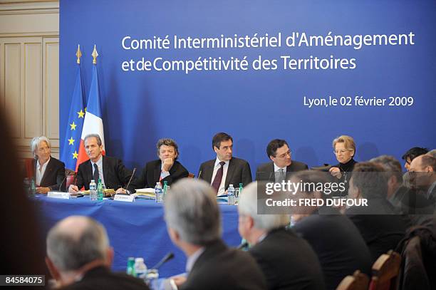 Le Premier ministre François Fillon patiente en compagnie de membres du gouvernement, Christine Lagarde , Hubert Falco , Jean-Louis Borloo , Patrick...