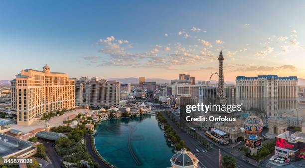 skyline de las vegas du paysage urbain au lever du soleil - eiffel tower sunrise photos et images de collection