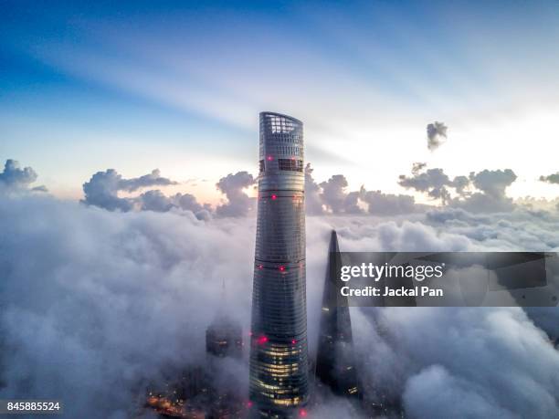 shanghai financial district in fog - shanghai imagens e fotografias de stock