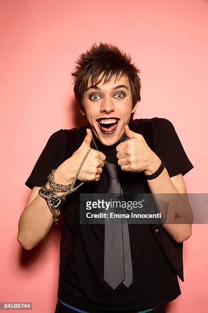 young goth man with thumbs up - goth photos et images de collection