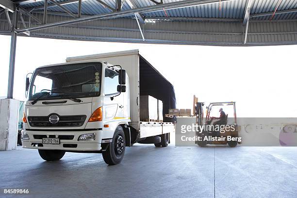 fork lift truck loading lorry - veículo terrestre comercial imagens e fotografias de stock