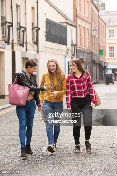 tienermeisjes met gsm - 3 teenagers mobile outdoors stockfoto's en -beelden