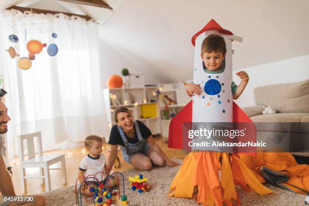 mijn grote broer is een raket! - role play stockfoto's en -beelden