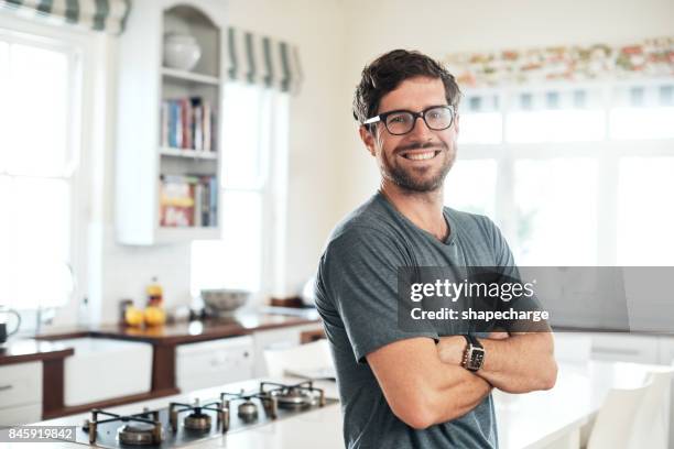 vertrouwen - dagelijks de praktijk - hipster in a kitchen stockfoto's en -beelden