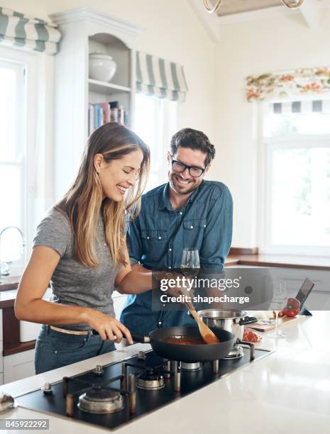 hanno un gusto condiviso per cucinare - couple in kitchen foto e immagini stock