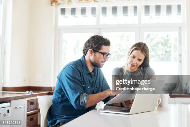 évaluer leurs recettes et dépenses - kitchen internet photos et images de collection