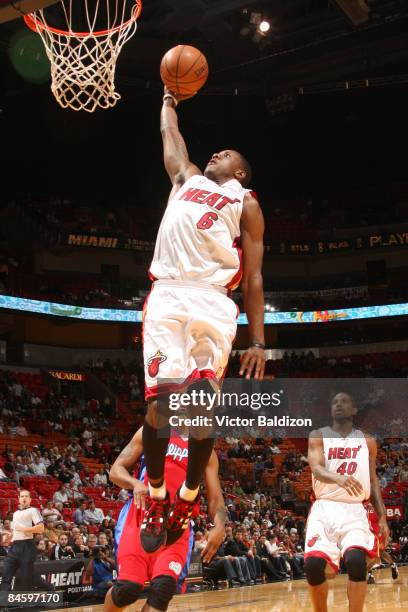 Mario Chalmers of the Miami Heat dunks against the Los Angeles Clippers on February 2, 2009 at the American Airlines Arena in Miami, Florida. NOTE TO...