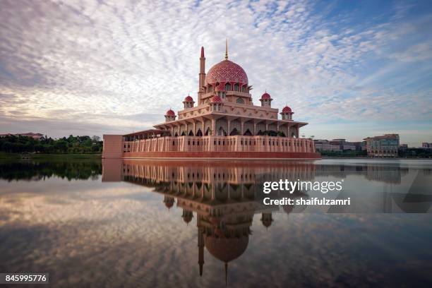 sunrise moment at putra mosque, a principal mosque of putrajaya, malaysia. - putrajaya imagens e fotografias de stock