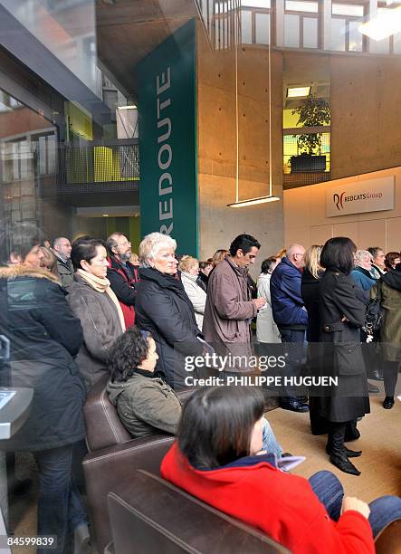 Photo prise à travers une vitre d'une centaine de salariés de La Redoute rassemblés le 03 février 2009 dans le hall du siège de la société à Roubaix,...