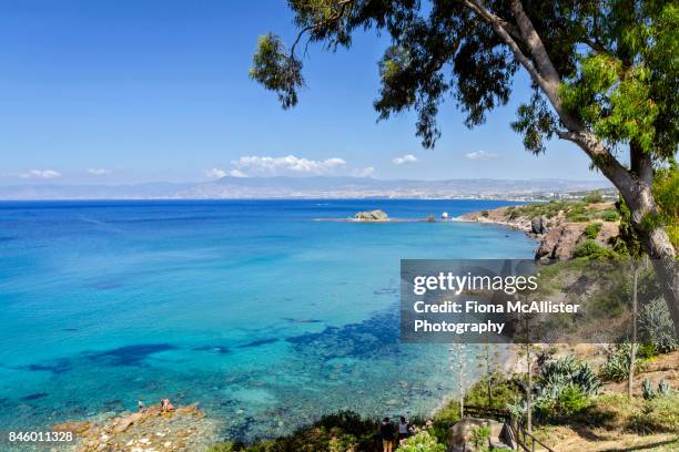 turquoise waters at aphrodite beach, latchi, cyprus - cyprus stockfoto's en -beelden