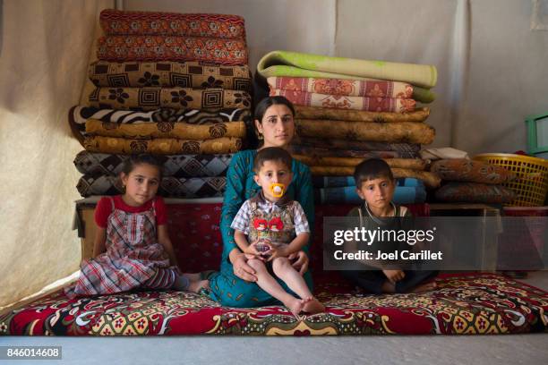 yazidi moeder en kinderen in idp kamp - iraqi woman stockfoto's en -beelden