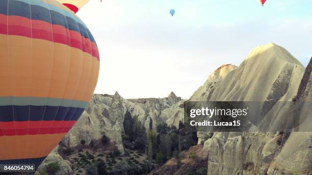 heißluftballon über kappadokien - wärme stockfoto's en -beelden