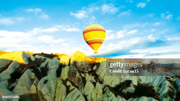 heißluftballon über kappadokien - kalkstein fotografías e imágenes de stock